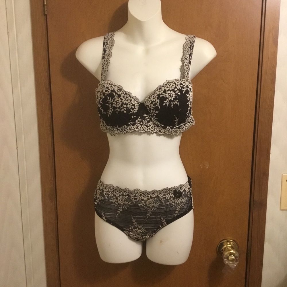 Chic Black and White Lace Embroidered Bra Set 38 C